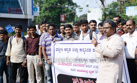 Journalists protest over Abhayachandra Jain threatning reporter